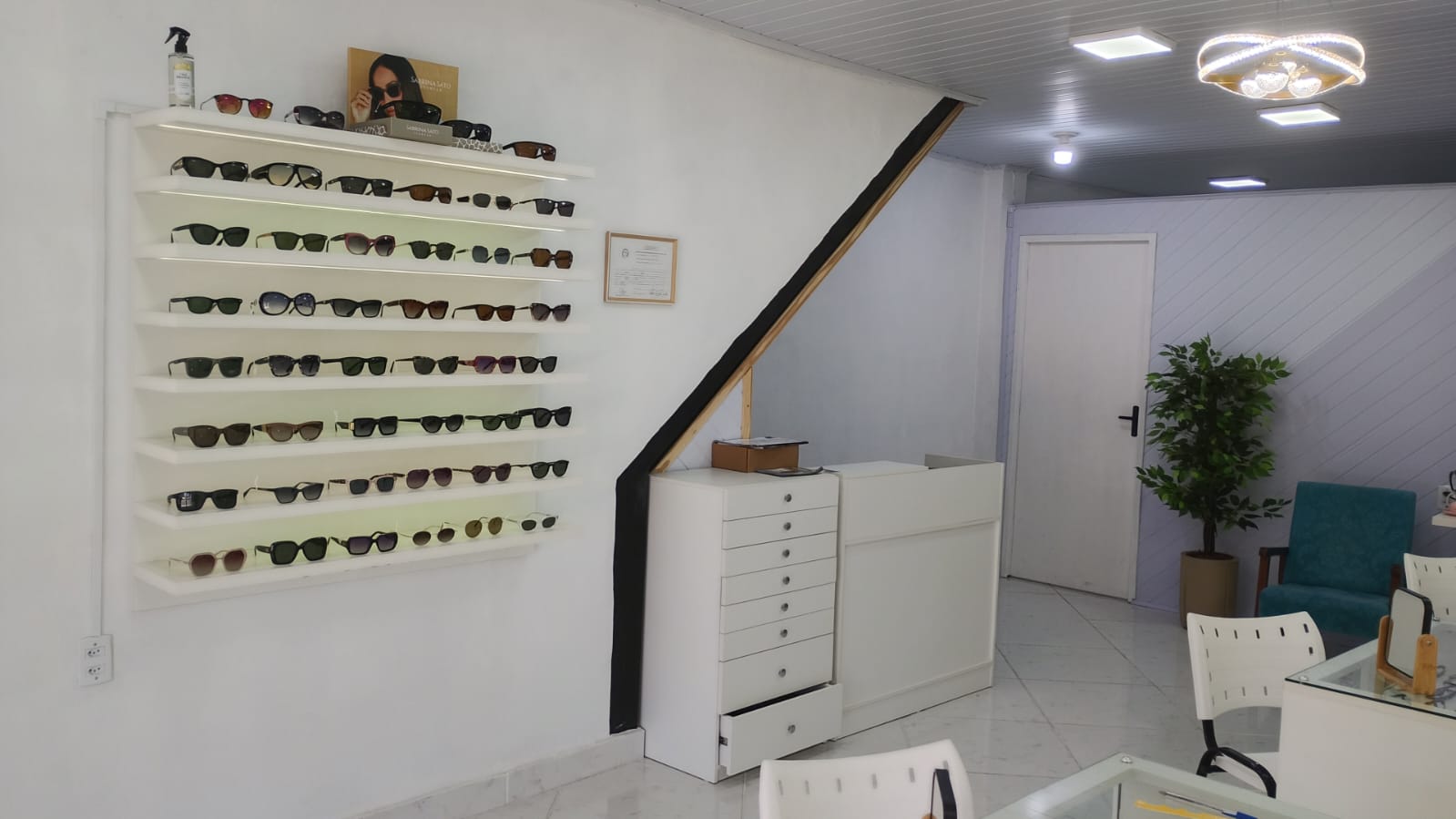 Exposição de óculos de sol na Ótica Certa