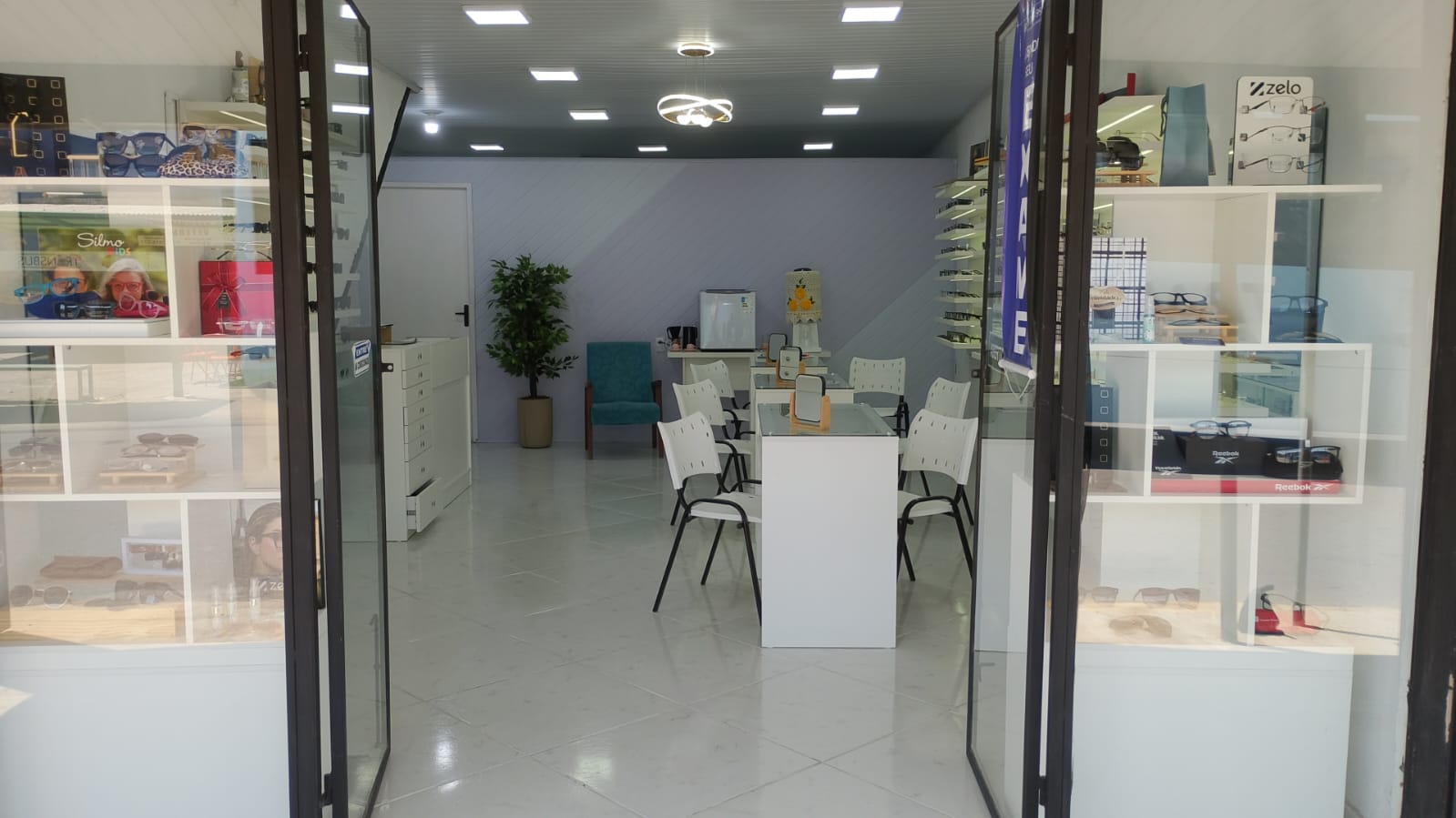 Interior da loja Ótica Certa com armações